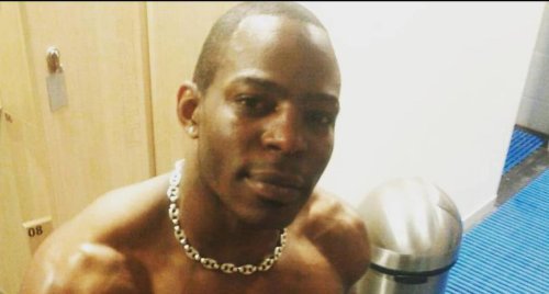 Poignardé à mort après un clash en ligne : l’influenceur trash Keneff Leauva jugé pour assassinat