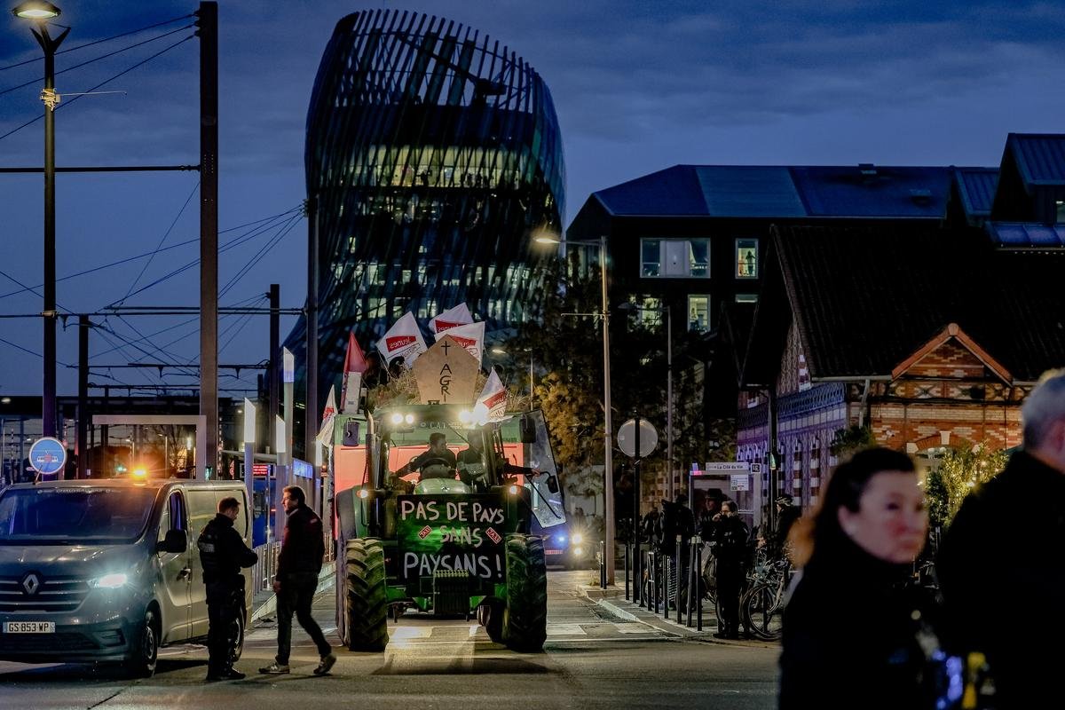 Colère des agriculteurs : à Bordeaux, les JA s’opposent à une dégustation de vin ukrainien et font un feu dans la rue
