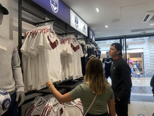 Girondins de Bordeaux : les maillots extérieurs ont pris place en boutique