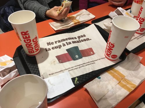 Vaisselle jetable dans les fast-foods : des mauvais élèves épinglés par Zero Waste en Dordogne