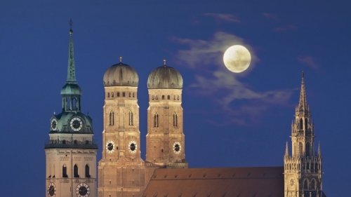 Mond über München - oder ist es ein chinesischer Ballon?