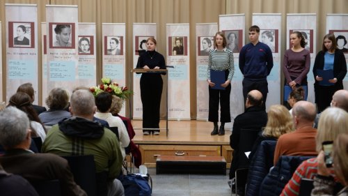 München: Luisengymnasium gedenkt 20 im Holocaust ermordeter Frauen