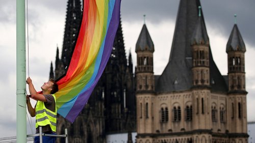 Anti-Diskriminierung:Katholische Kirchenmitarbeiter outen sich als queer