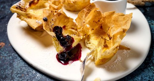 Rezept für Mini-Millirahmstrudel mit Blaubeerkompott von Hans Gerlach