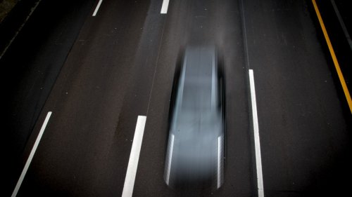 Geisterfahrer auf der A9 bei München: Fahrtende an Leitplanken