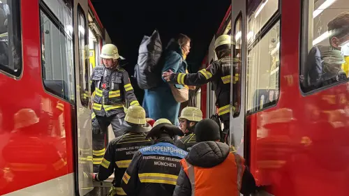 Etwa tausend Menschen sitzen in kaputter S-Bahn fest