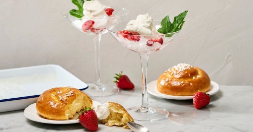 Feigenblätter-Sirup und Feigenblätter-Granita mit Erdbeeren