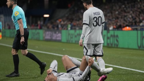 Paris St. Germain: Mbappé verschießt zwei Elfer – und verletzt sich