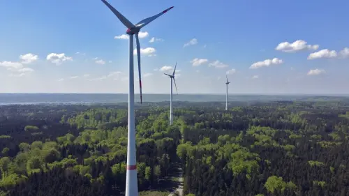 Windräder an der Autobahn
