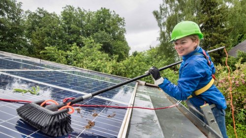 Herrsching: Katharina Schulze begleitet einen Solar-Monteur