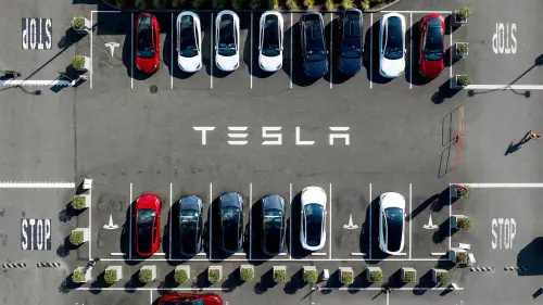 Tesla meldet massiven Gewinneinbruch – Musk will weniger für Trump arbeiten