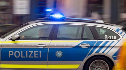 München: Betrunkene rasen Polizei davon – und bauen Unfälle