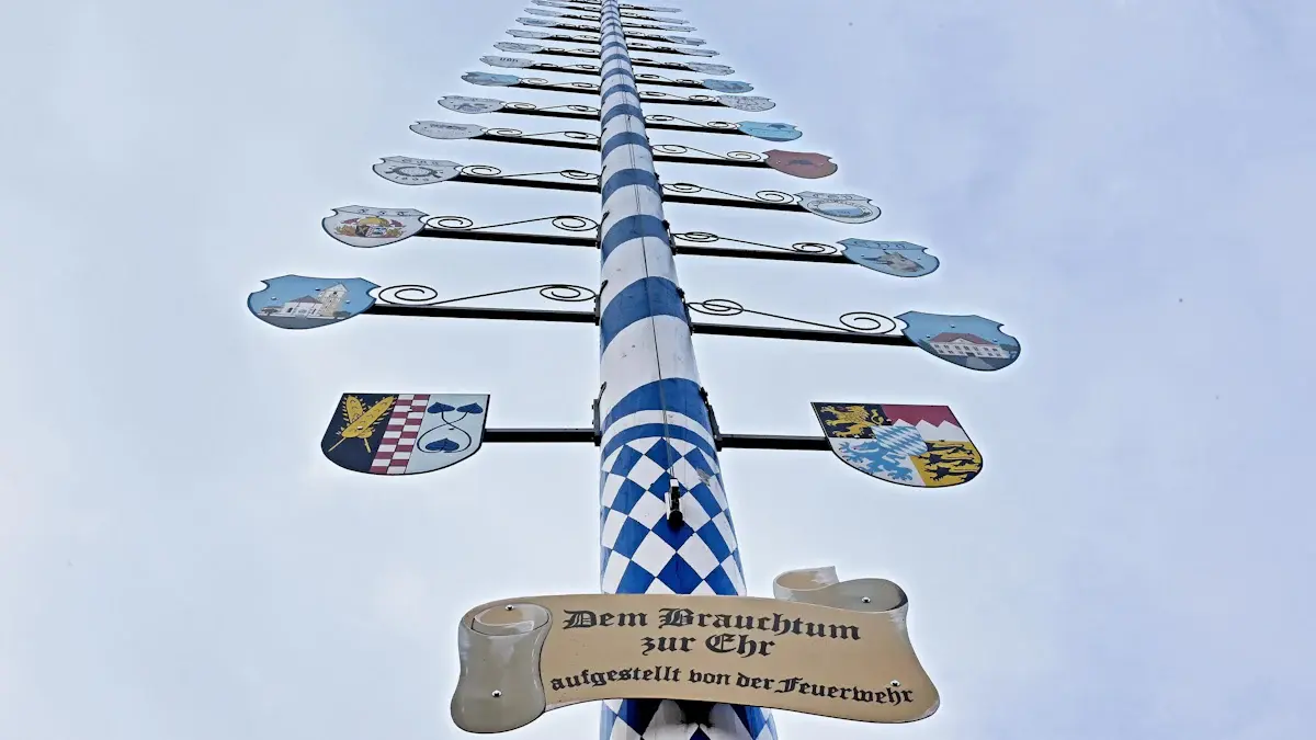 Maibaum auf der Kippe