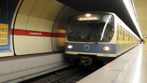 Fraunhoferstraße: Betrunkener stürzt in Gleisbereich - dann fährt die U-Bahn ein