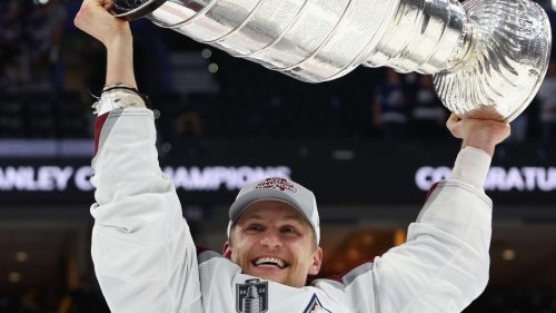 NHL Playoffs: Nico Sturm stemmt den Stanley Cup