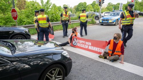 München: Klimaaktivisten blockieren Berufsverkehr