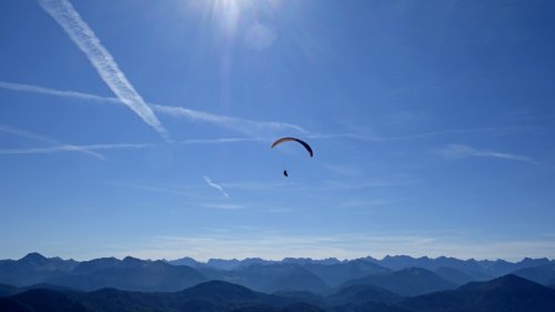 Gleitschirmflieger landet auf Münchner Theresienwiese