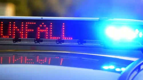 Motorradfahrer rutscht in Gegenverkehr