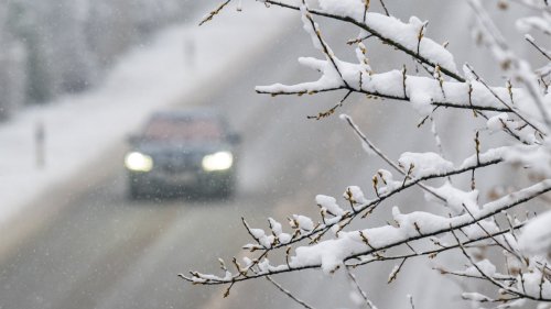 Schnee und Glätte: Viele Unfälle auf Bayerns Straßen - Probleme bei der Bahn