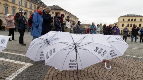 München: Kundgebung der „Omas gegen Rechts“ auf dem Odeonsplatz