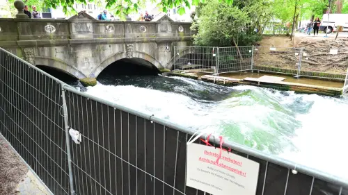 Polizei sperrt Bereich um die Eisbachwelle für Suchaktion