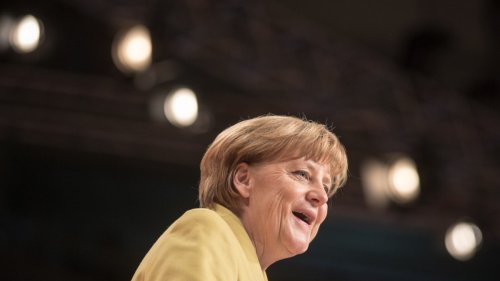 Rechts von Merkel
