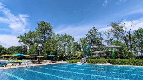 Dreijährige büxt aus und geht allein ins Freibad