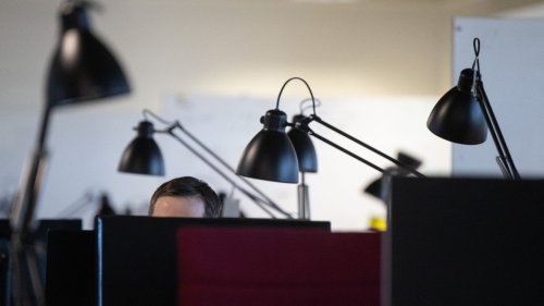 Arbeitnehmer bevorzugen festen Schreibtisch im Büro