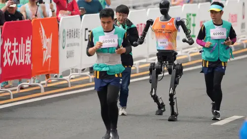 Chinesische Roboter laufen Halbmarathon gegen Menschen