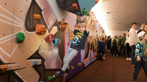 München: Boulderwand "Riesige Rosi" eröffnet
