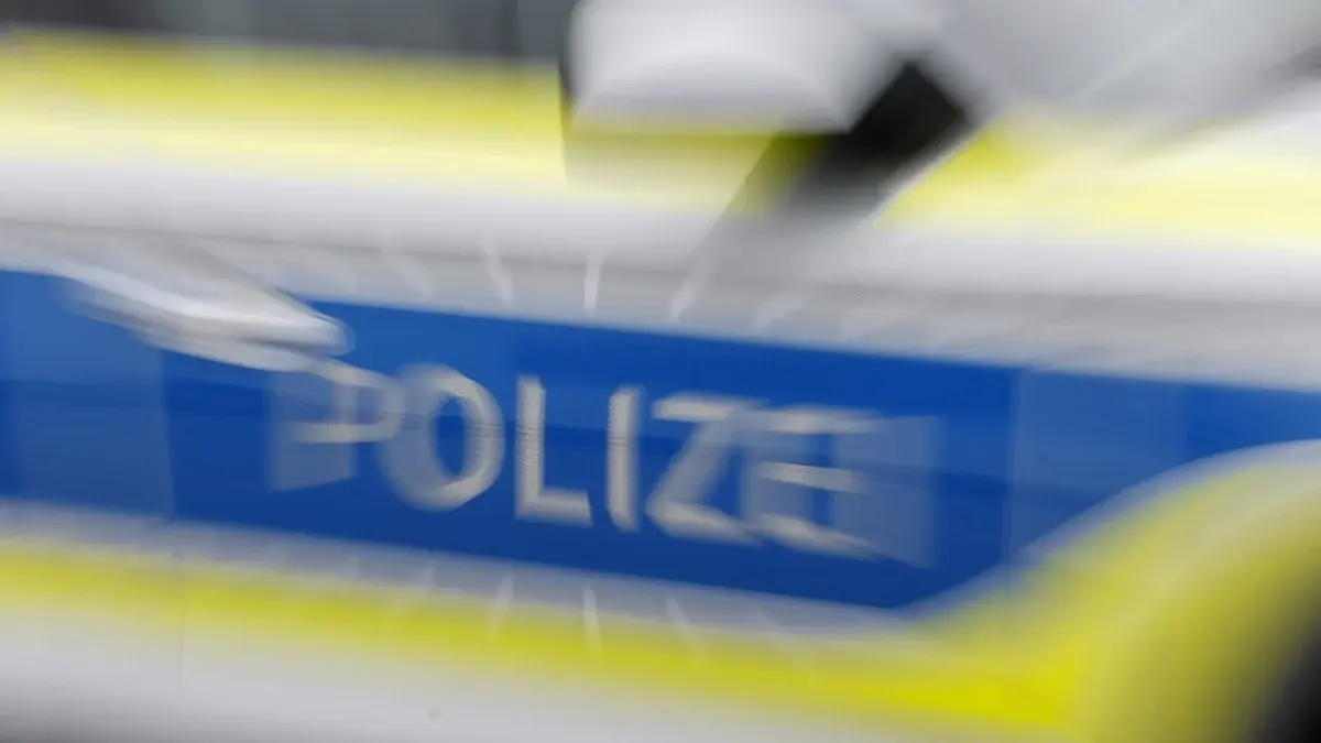 Anhänger schleudert über A 94 - Mehrere Fahrzeuge beteiligt