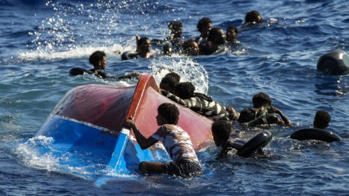 Flüchtlinge: Boot mit toten Migranten kommt auf Lampedusa an