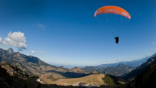 Gleitschirmflieger stürzt ab – und landet in Wandergruppe