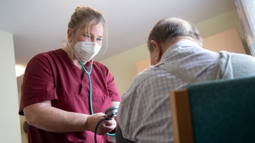 Wie Bayern die Arbeitsbedingungen für Pfleger verbessern will