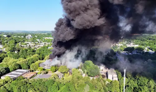 Feuerwehr immer noch im Einsatz gegen Brand an Schulzentrum