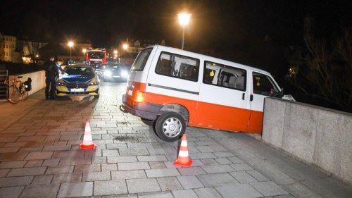 Unfall in Regensburg: Kleinbus durchbricht Steinerne Brücke
