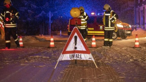 Wetter in Bayern: Starker Schnee führt zu Unfällen und Schulausfällen