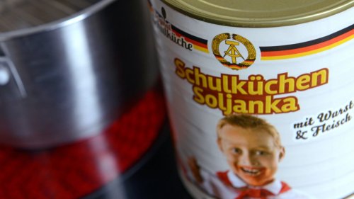 Kritik an Suppen mit DDR-Emblem
