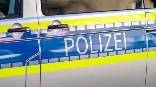 München: Fahrer rammt Hauswand, Schaufenster und geparkte Autos