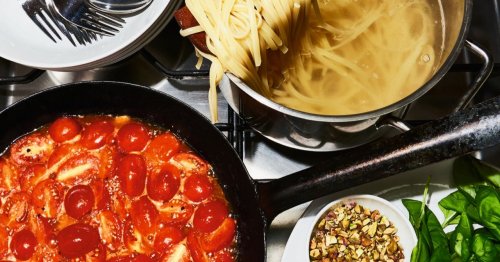Linguine mit geschmolzenen Tomaten und Zitrone