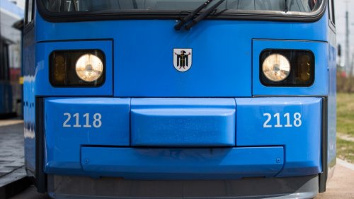 München: Tram schleift Auto 30 Meter weit mit