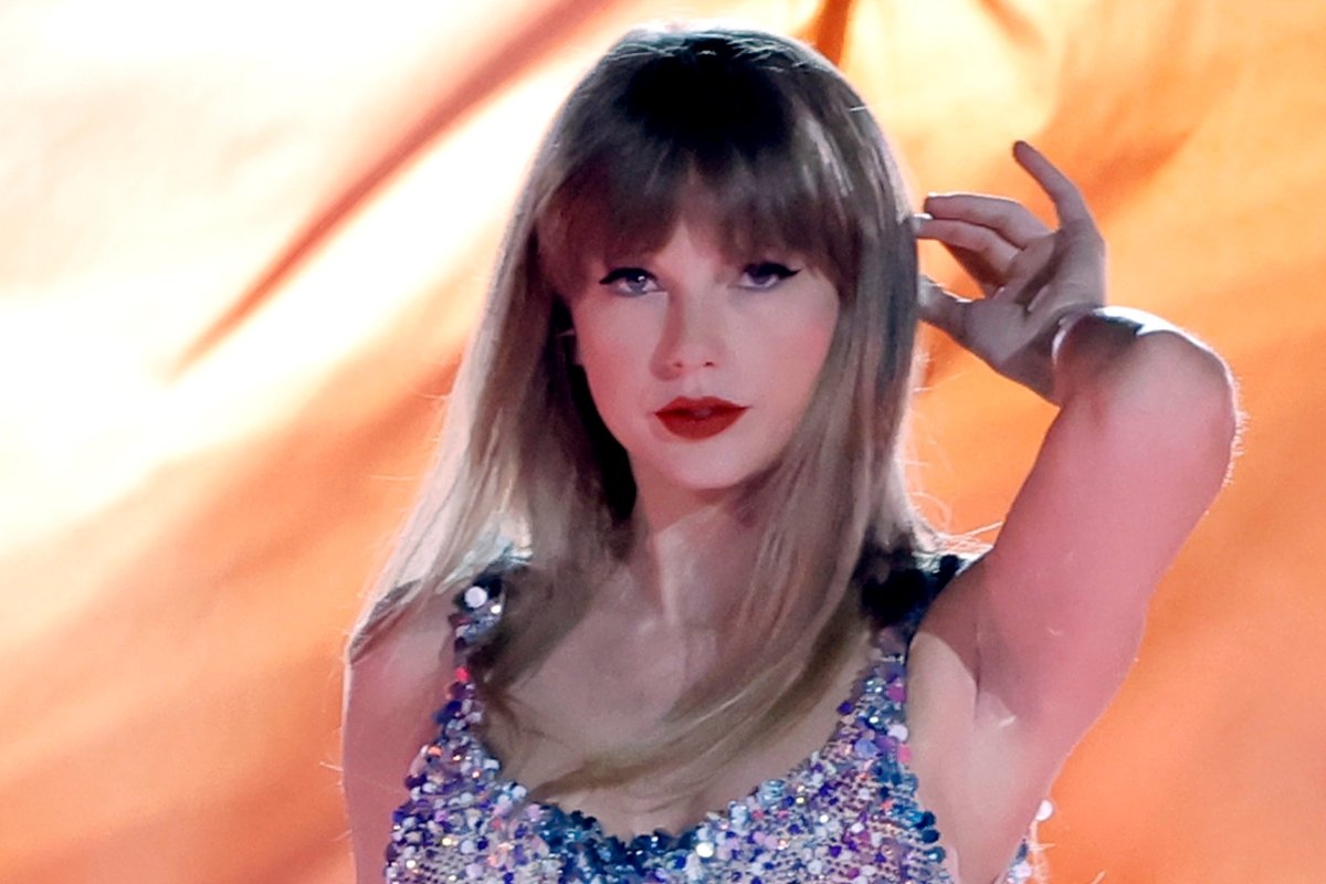 Taylor Swift Jokes About Her Wild Hair at Singapore Show: 'Why Am I Sweating So Much?'