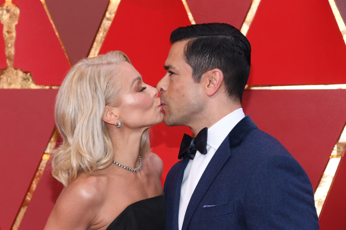 Kelly Ripa Roasts 'Freaky' Husband Mark Consuelos for Making Out With His Eyes Open