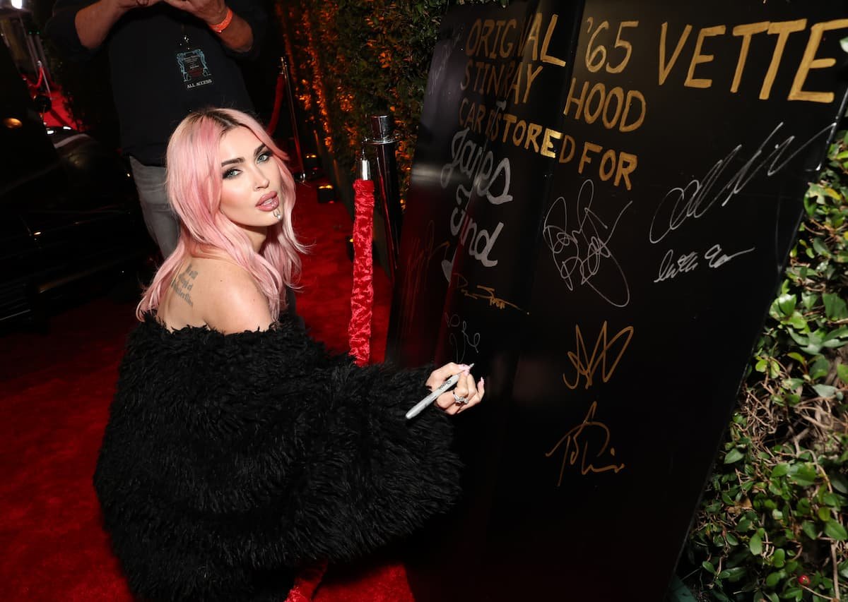 Megan Fox Unrecognizable With Pink Hair, 'New Face' at People's Choice Awards