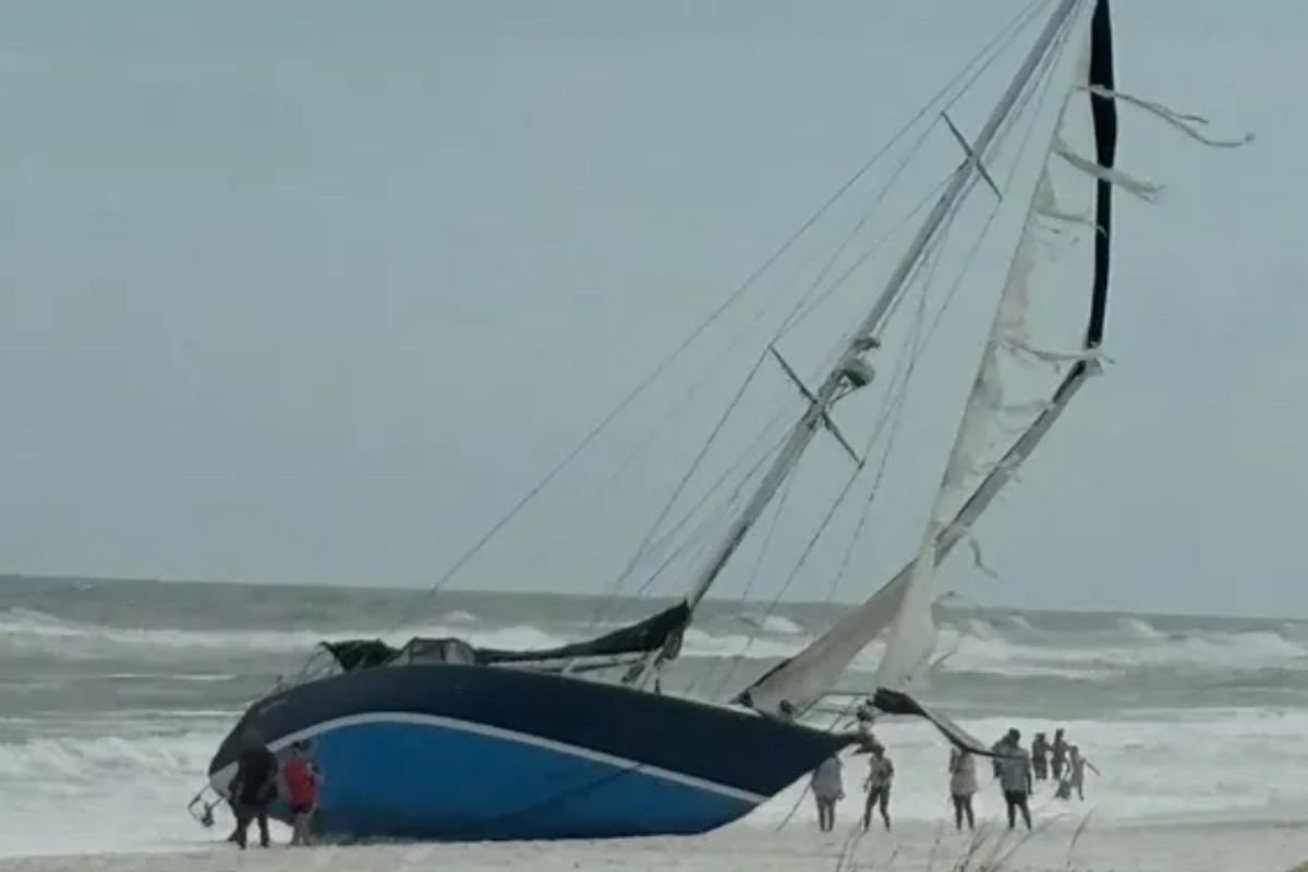 ‘Ghost Ship’ Abandoned at Sea Washes Up on Florida Beach One Week Later