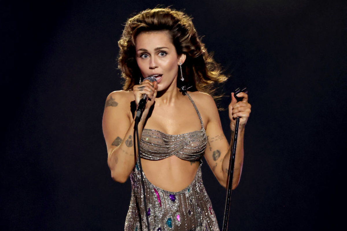 Miley Cyrus Posts Topless Photo With Cowboy Hat, Internet Goes Crazy