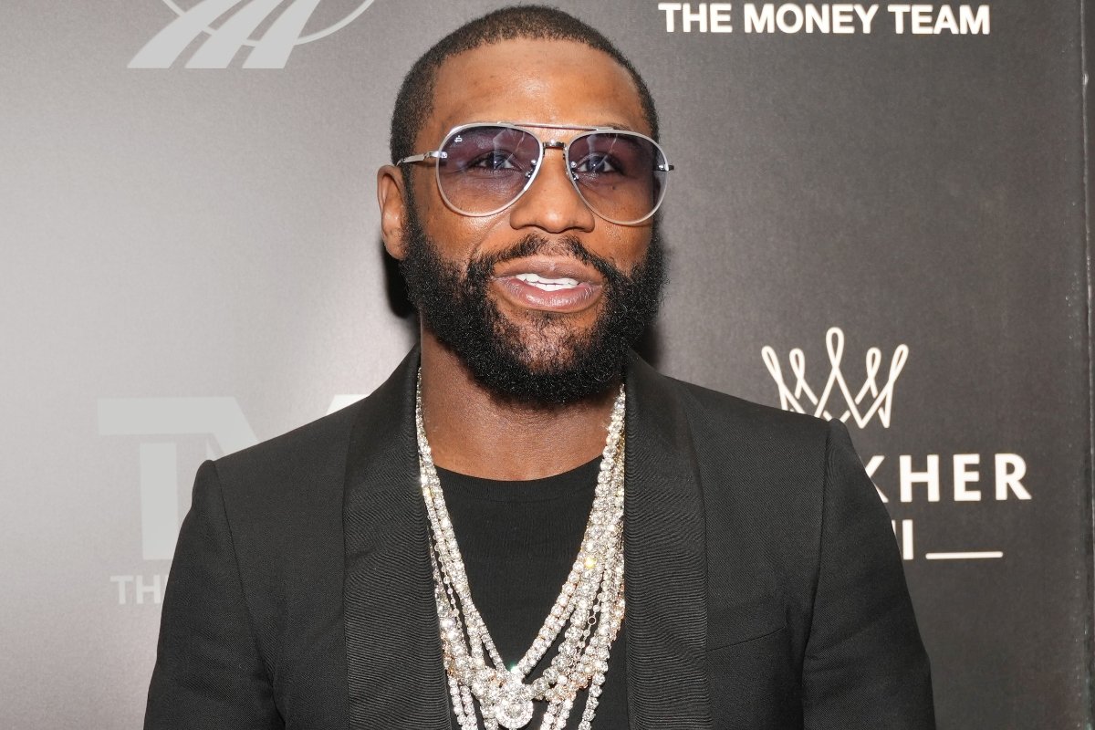 Floyd Mayweather Pays Tearful Tribute to Late Assistant: 'Best Friend I Ever Had'