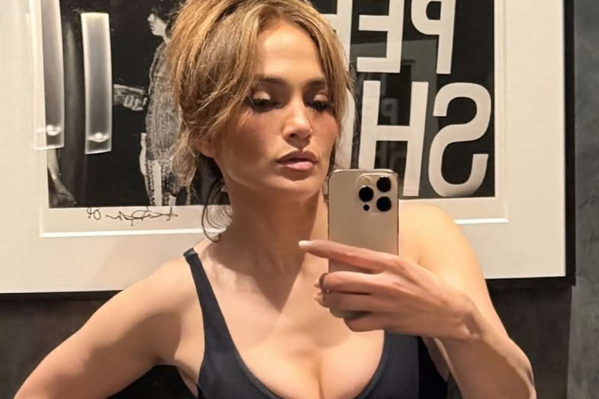 Jennifer Lopez Models Tight-Fitting Bodysuit in New Selfie