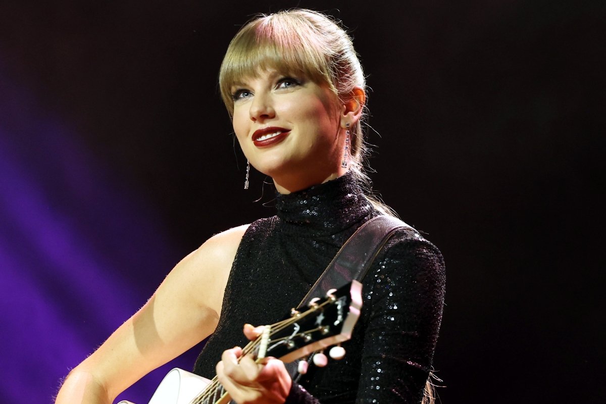 Taylor Swift's Family Reportedly 'Relieved' Travis Kelce Can 'Keep Her Safe'