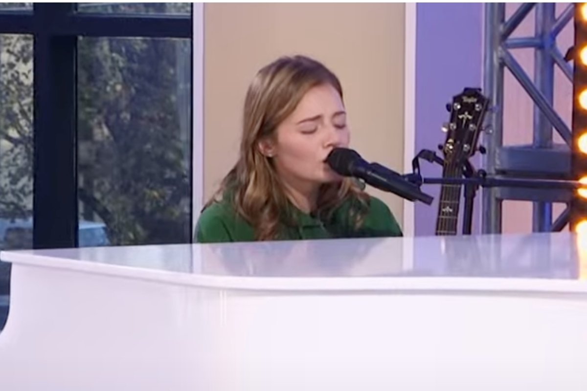 Loretta Lynn’s Granddaughter Emmy Russell Wows Fans During ‘American Idol’ Audition